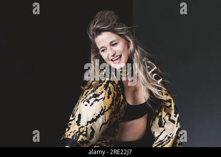 Sanne Greet Putseys, besser bekannt als Selah Sue, tritt live während eines Konzerts in Madrid auf. Stockfoto