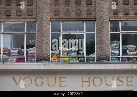 Vogue House, Heimat des britischen Vogue Magazins in London, das ikonische 7-stöckige Bürogebäude im Mayfair W1 Hauptsitz von Condé Nast, Hannover Square. Stockfoto