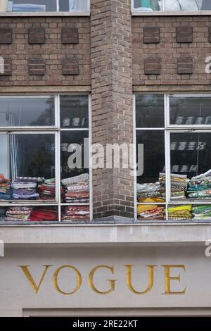 Vogue House, Heimat des britischen Vogue Magazins in London, das ikonische 7-stöckige Bürogebäude im Mayfair W1 Hauptsitz von Condé Nast, Hannover Square. Stockfoto