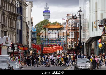 BT Tower in der Ferne hinter China Town, im Zentrum von London, England, Großbritannien Stockfoto