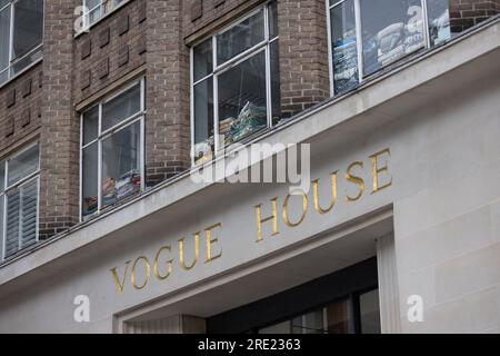 Vogue House, Heimat des britischen Vogue Magazins in London, das ikonische 7-stöckige Bürogebäude im Mayfair W1 Hauptsitz von Condé Nast, Hannover Square. Stockfoto