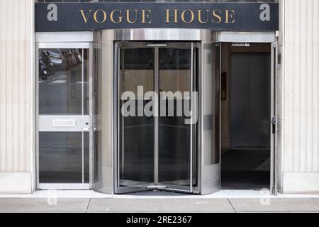 Vogue House, Heimat des britischen Vogue Magazins in London, das ikonische 7-stöckige Bürogebäude im Mayfair W1 Hauptsitz von Condé Nast, Hannover Square. Stockfoto