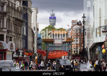 BT Tower in der Ferne hinter China Town, im Zentrum von London, England, Großbritannien Stockfoto