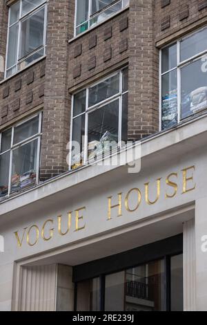 Vogue House, Heimat des britischen Vogue Magazins in London, das ikonische 7-stöckige Bürogebäude im Mayfair W1 Hauptsitz von Condé Nast, Hannover Square. Stockfoto