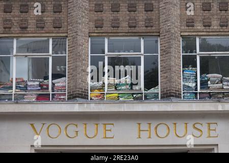 Vogue House, Heimat des britischen Vogue Magazins in London, das ikonische 7-stöckige Bürogebäude im Mayfair W1 Hauptsitz von Condé Nast, Hannover Square. Stockfoto