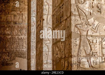 Geschnitzte quadratische Säulen mit Ramesses III., Medinet Habu Stockfoto