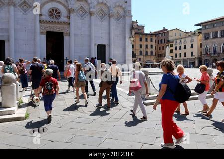 Lucca, Italien. 16. Juli 2023. Touristen besuchen Lucca, Italien, am 16 2023. Juli. Laut Barrons amerikanischem Magazin ist die Toskana das beliebteste Reiseziel für Menschen, die nach einer Immobilie in Italien suchen, und Lucca, Florenz und Fivizzano gehören zu den fünf beliebtesten italienischen Städten. Der Traum, ein Haus in der Toskana zu kaufen, ist für Amerikaner nicht neu, Aber die pandemische Neubewertung der Lebensweise und die starke UDS im Vergleich zum Euro lösten einen neuen Ansturm auf Immobilien in der Toskana aus. (Foto: Elisa Gestri/Sipa USA) Kredit: SIPA USA/Alamy Live News Stockfoto