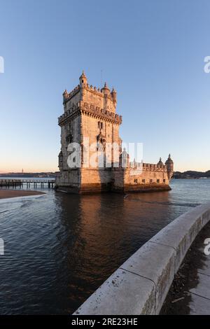 Torre de Belém am Ufer des Tejo, historischer Wachturm bei Sonnenuntergang. Altstadt von Lissabon, Portugal, die Menschen sind leer Stockfoto