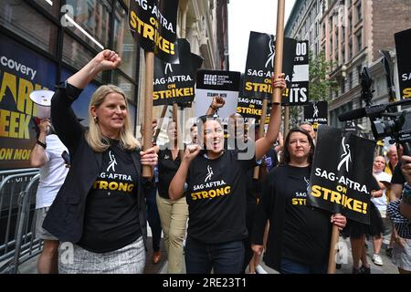 AFL-CIO-Präsidentin Liz Shuler und Alexandria Ocasio-Cortez schließen sich Mitgliedern der Screen Actors Guild an, während sie vor Warner Bros. Eine Streikpostenlinie überqueren Scheibe Stockfoto