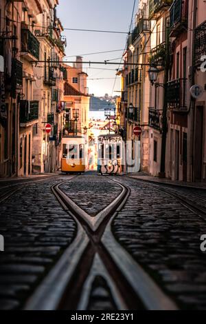 Elevador da Bica eine Straßenbahn oder ein Aufzug, um die Höhenunterschiede zu überwinden. Alte Straße und Gebäude in Lissabon, Portugal Stockfoto