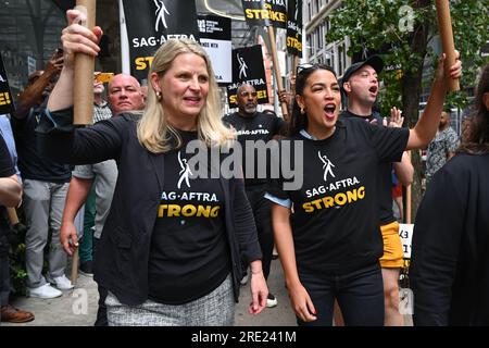 AFL-CIO-Präsidentin Liz Shuler und Alexandria Ocasio-Cortez schließen sich Mitgliedern der Screen Actors Guild an, während sie vor Warner Bros. Eine Streikpostenlinie überqueren Scheibe Stockfoto