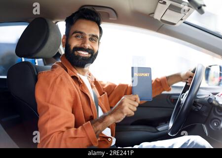 Happy Indian Driver Man Zeigt Seinen Pass Im Automobil Stockfoto