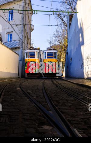 Erkunden Sie die historische Altstadt mit berühmten Gebäuden, Aufzügen und Straßenbahnen in alten Gassen Stockfoto