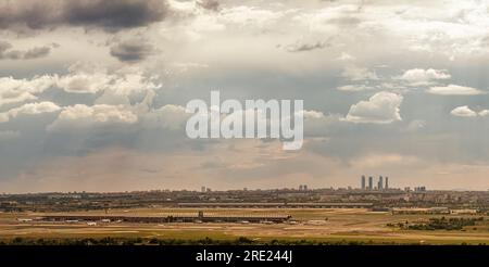 Madrid, Spanien; 06-21-2023: Panoramafoto der Skyline der Stadt Madrid und des Flughafens Madrid Barajas aus westlicher Sicht mit dem ersten Stockfoto