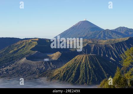 Das Plateau des Mount Bromo und der rauchende Mount Semeru in Java Stockfoto