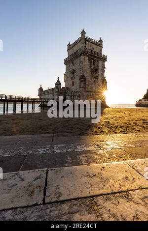 Torre de Belém am Ufer des Tejo, historischer Wachturm bei Sonnenuntergang. Altstadt von Lissabon, Portugal, die Menschen sind leer Stockfoto