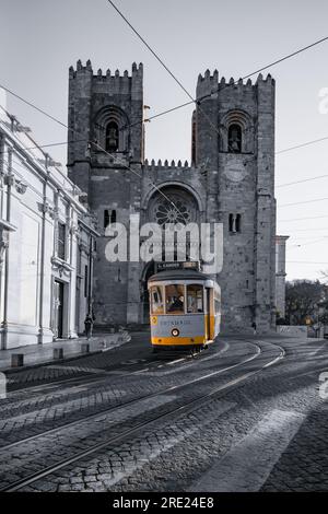 Lissabons berühmte Straßenbahnlinie 28 trifft auf die majestätische Kathedrale - Eine Reise durch die Geschichte Stockfoto