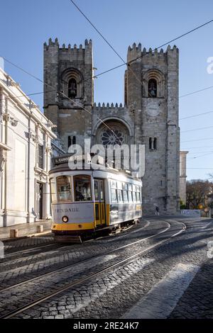 Lissabons berühmte Straßenbahnlinie 28 trifft auf die majestätische Kathedrale - Eine Reise durch die Geschichte Stockfoto