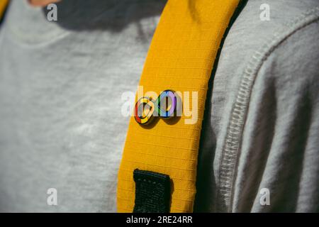 Kind mit Rucksack mit Autismus-Unendlichkeits-Regenbogen-Symbol. Welttag des Autismus-Bewusstseins, Bewegung der Autismusrechte, Neurodiversität, autistische Akzeptanz Stockfoto