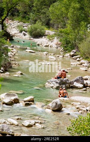 Chateauneuf De Chabre, Frankreich. 24. Juli 2023. Die Menschen haben eine tolle Zeit am Meouge River, schwimmen oder schlendern auf den Felsen, Frankreich am 24. Juli 2023. Im Herzen des regionalen Naturparks Baronnies provencales, 5 km südwestlich von Laragne, verbinden die Schluchten der Meouge die Drome provencale mit den Hautes-Alpes über eine kleine Straße, die sich etwa zehn Kilometer zwischen Barret sur Meouge und Chateauneuf de Chabre entlang der Meouge schlängelt. Foto von Thibaut Durand/ABACAPRESS.COM Kredit: Abaca Press/Alamy Live News Stockfoto