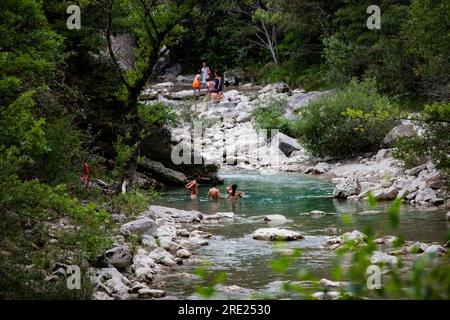 Chateauneuf De Chabre, Frankreich. 24. Juli 2023. Die Menschen haben eine tolle Zeit am Meouge River, schwimmen oder schlendern auf den Felsen, Frankreich am 24. Juli 2023. Im Herzen des regionalen Naturparks Baronnies provencales, 5 km südwestlich von Laragne, verbinden die Schluchten der Meouge die Drome provencale mit den Hautes-Alpes über eine kleine Straße, die sich etwa zehn Kilometer zwischen Barret sur Meouge und Chateauneuf de Chabre entlang der Meouge schlängelt. Foto von Thibaut Durand/ABACAPRESS.COM Kredit: Abaca Press/Alamy Live News Stockfoto