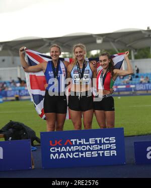 Manchester, England, 8. Juli 2023 Leichtathletik-Meisterschaften in Großbritannien und Probeveranstaltung für die Weltmeisterschaften in Budapest. Molly CAUDERY feiert den Sieg der Frauen Stabhochburg Holly BRADSHAW (links) nahm Silber und Felicia MILORO (rechts) nahm Bronze. Die Veranstaltung fand in der Manchester Regional Arena, England ©GED Noonan/Alamy statt Stockfoto