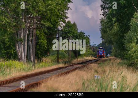Saisonaler Schnellzug bei Nacht im Sommer von Bohumin nach Leba und Hel in der Nähe von Leba Polen 07 22 2023 Stockfoto