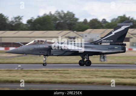 Die französische Luftwaffe Dassault Rafale C landete nach einer Ausstellung auf der Royal International Air Tattoo 2023. Stockfoto