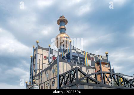 Wien, Österreich, 17. juli 2023. Die abfallverbrennungsfabrik spittelau ist hundert Jahre lang in wien entstanden und verbindet Kunst, Nachhaltigkeit und Fu Stockfoto