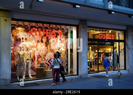 Schaufenster eines Guess Store Stockfoto