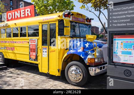 Liverpool, vereinigtes Königreich 16. Mai 2023 ein gelber Schulbus im amerikanischen Stil wird als Diner-Restaurant im beliebten Royal Albert Dock genutzt Stockfoto