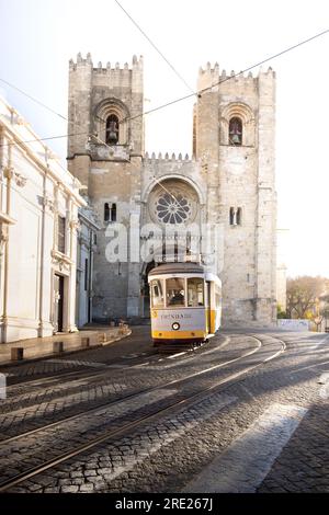 Lissabons berühmte Straßenbahnlinie 28 trifft auf die majestätische Kathedrale - Eine Reise durch die Geschichte Stockfoto