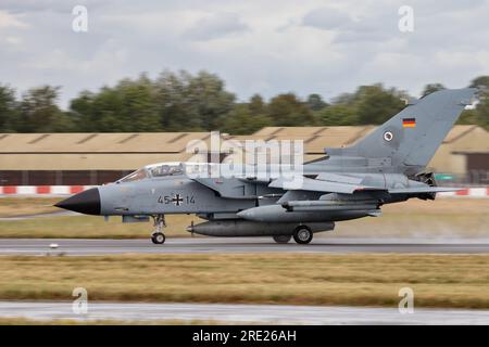 Der deutsche Panavia Tornado landet im Regen auf der Royal International Air Tattoo 2023. Stockfoto