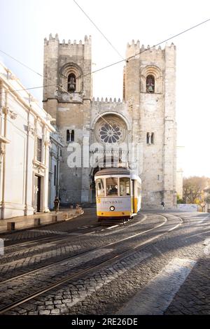 Lissabons berühmte Straßenbahnlinie 28 trifft auf die majestätische Kathedrale - Eine Reise durch die Geschichte Stockfoto