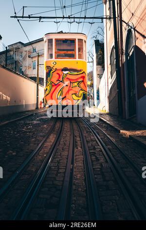 Erkunden Sie die historische Altstadt mit berühmten Gebäuden, Aufzügen und Straßenbahnen in alten Gassen Stockfoto