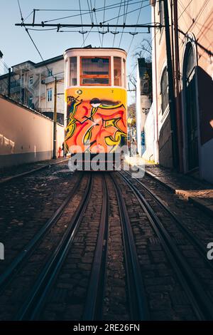 Erkunden Sie die historische Altstadt mit berühmten Gebäuden, Aufzügen und Straßenbahnen in alten Gassen Stockfoto