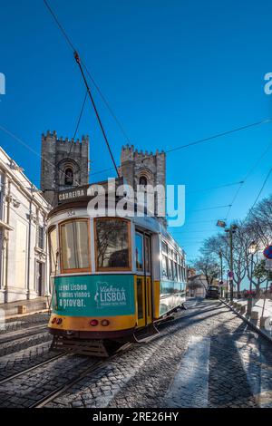 Lissabons berühmte Straßenbahnlinie 28 trifft auf die majestätische Kathedrale - Eine Reise durch die Geschichte Stockfoto