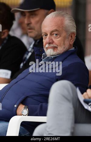 Der italienische Präsident von SSC Neapel, Aurelio De Laurentiis, schaut beim Freundschaftsspiel SSC Napoli gegen SPAL. Stockfoto