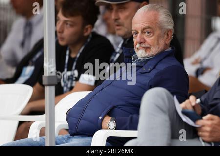 Der italienische Präsident von SSC Neapel, Aurelio De Laurentiis, schaut beim Freundschaftsspiel SSC Napoli gegen SPAL. Stockfoto