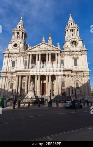 London, Großbritannien - 25. April 2019: Normale Menschen gehen die Straße vor der Saint Paul Cathedral Stockfoto