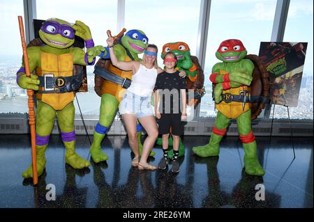 New York, USA. 24. Juli 2023. Besucher posieren mit Comic- und Filmfiguren der „Teenage Mutant Ninja Turtles“ am One World Observatory im One World Trade Center, New York, New York, 24. Juli 2023. (Foto: Anthony Behar/Sipa USA) Guthaben: SIPA USA/Alamy Live News Stockfoto