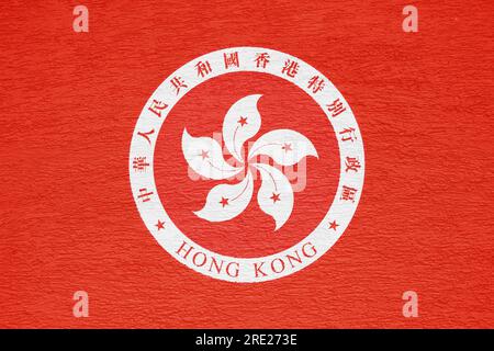 Flagge und Wappen der Sonderverwaltungsregion Hongkong auf strukturiertem Hintergrund. Konzeptcollage. Stockfoto