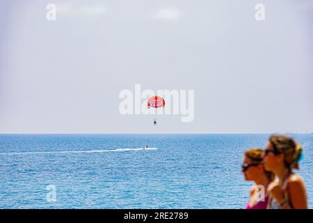 Schön und charmant im Hochsommer in brennender Hitze. Parasailing. Nice et ses charmes en plein coeur de l'été sous une chaleur caniculaire. Stockfoto