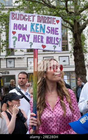 Schilder von Equity-Mitgliedern bei der Equity-Union-Rallye in London, in Solidarität mit den SAG-AFTRA-Akteuren, die in den USA streiken, für eine faire Bezahlung, Restzahlungen Stockfoto