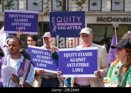 Schilder von Equity-Mitgliedern bei der Equity-Union-Rallye in London, in Solidarität mit den SAG-AFTRA-Akteuren, die in den USA streiken, für eine faire Bezahlung, Restzahlungen Stockfoto