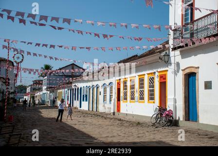 Das historische Zentrum von Paraty zeigt zeitlose Schönheit mit weißen Häusern, die mit farbenfrohen kolonialen Details geschmückt sind. Rio de Janeiro, Brasilien Stockfoto