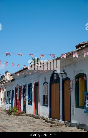 Das historische Zentrum von Paraty zeigt zeitlose Schönheit mit weißen Häusern, die mit farbenfrohen kolonialen Details geschmückt sind. Rio de Janeiro, Brasilien Stockfoto