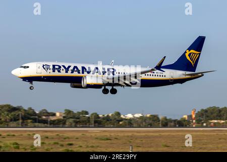 Ryanair Boeing 737-8 MAX (REG: 9H-VUG), einer der wenigen Ryanair MAX mit blauen Flügeln im Gegensatz zum üblichen unteren gelben Abschnitt. Stockfoto