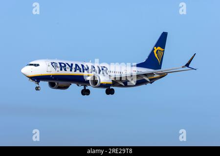 Ryanair Boeing 737-8 MAX (REG: 9H-VUG), einer der wenigen Ryanair MAX mit blauen Flügeln im Gegensatz zum üblichen unteren gelben Abschnitt. Stockfoto