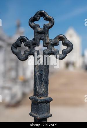 Überqueren Sie den Zaun rund um die katholische Kirche Saint Roch und den Friedhof in New Orleans Stockfoto